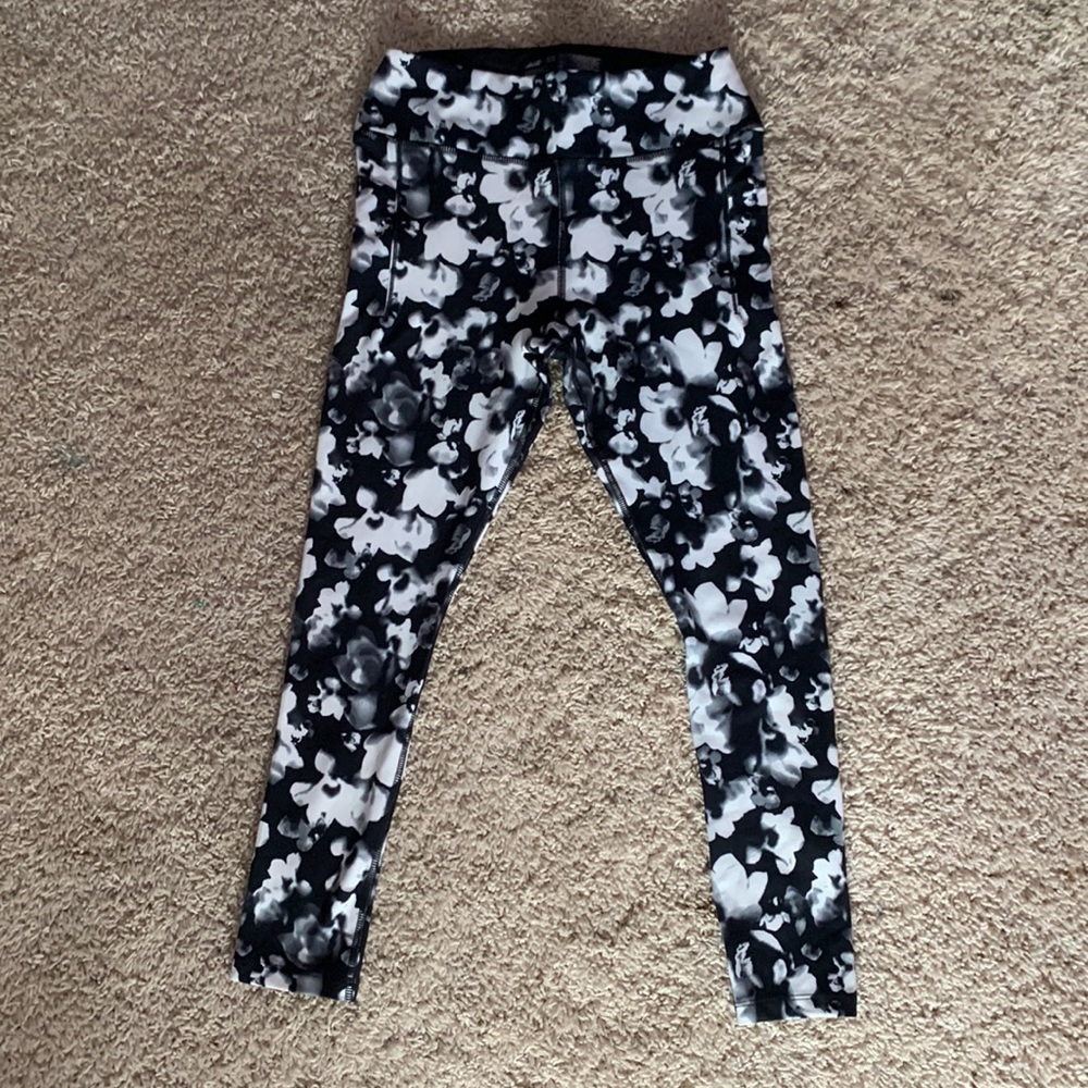 Brand is AVIA. Size XL in girls (14-16). Black and white leggings.